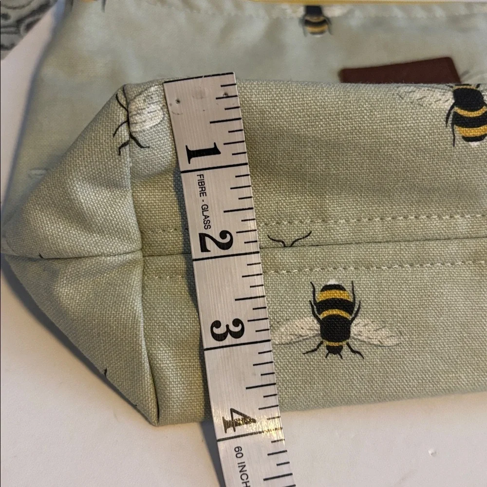 SOPHIA ALLPORT..LIGHT GREEN BUMBLE BEE CLUTCH/COSMETICS BAG/ANYTHING BAG